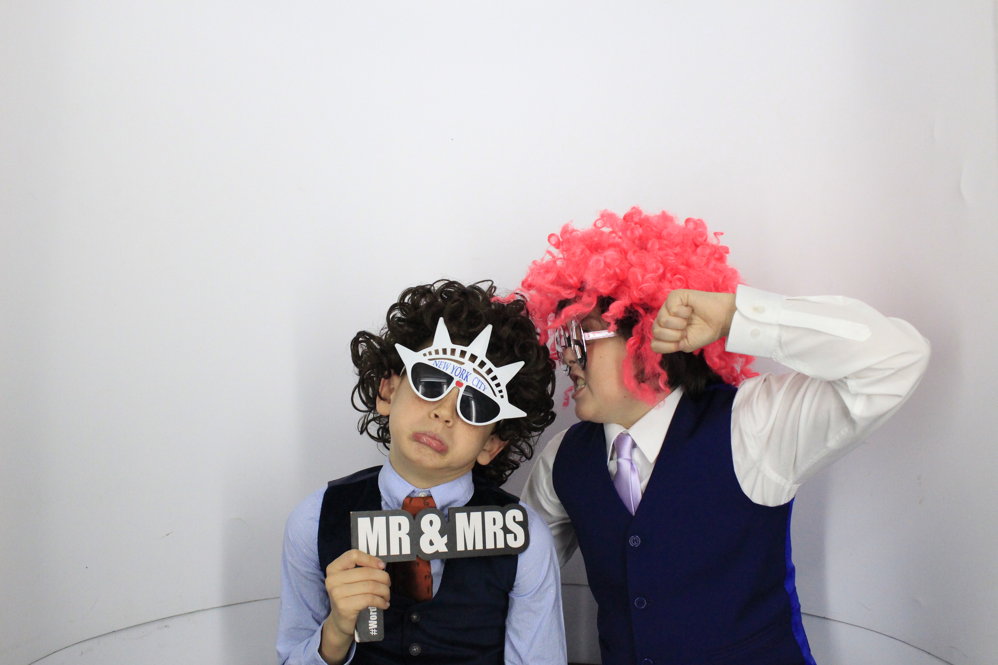 Simon & Muna  | View more photos from the event at gallery.myphotoboothexperience.co.uk/u/MyPhotoBoothExperienceLtd/Simon-Muna
